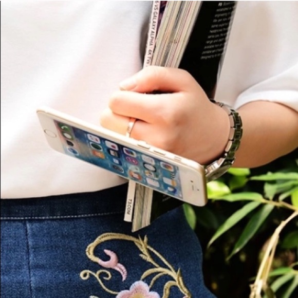 2/$15 - Flower Ring Pop Socket - GOLD - Picture 4 of 4