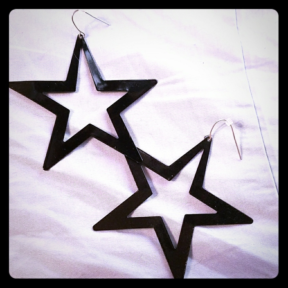 -*SOLD OUT*-BLACK STAR EARRINGS