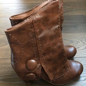 CUTE brown boots!