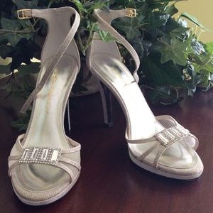 CAPARROS 5B IVORY SHIMMER DRESS SANDALS NWOB