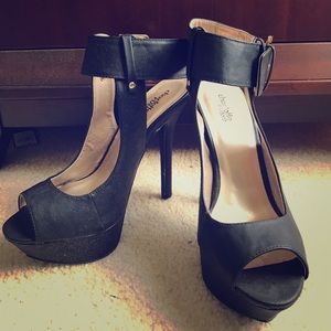 Black heeled peep toe