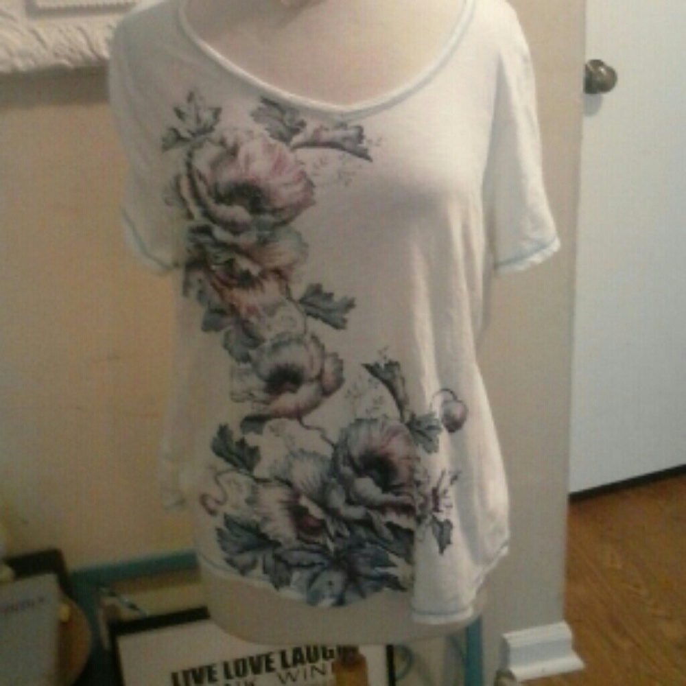 Flower tee with some sparkle detailing