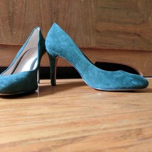 Nine West green suede pump size 8