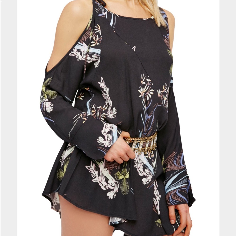 Free people cold shoulder tunic style 👗/top XS.