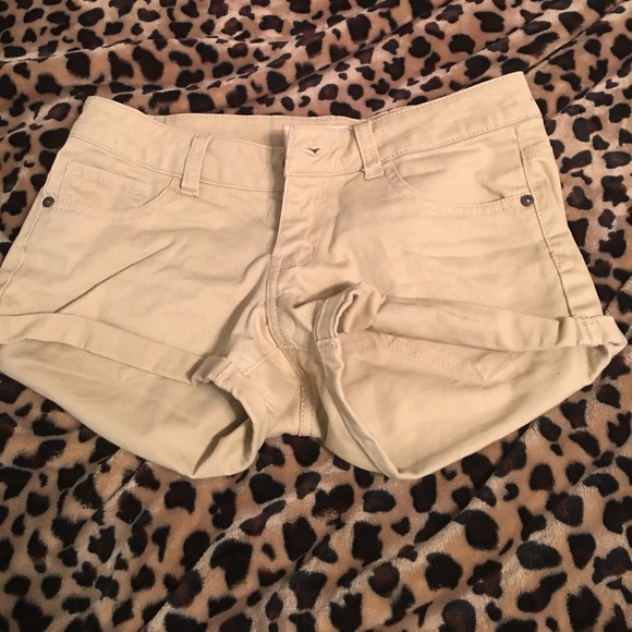 Short shorts - Picture 2 of 2