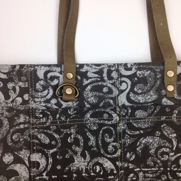 Chloe & Lex Canvas Tote - Picture 2 of 6