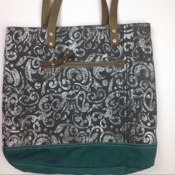 Chloe & Lex Canvas Tote - Picture 4 of 6