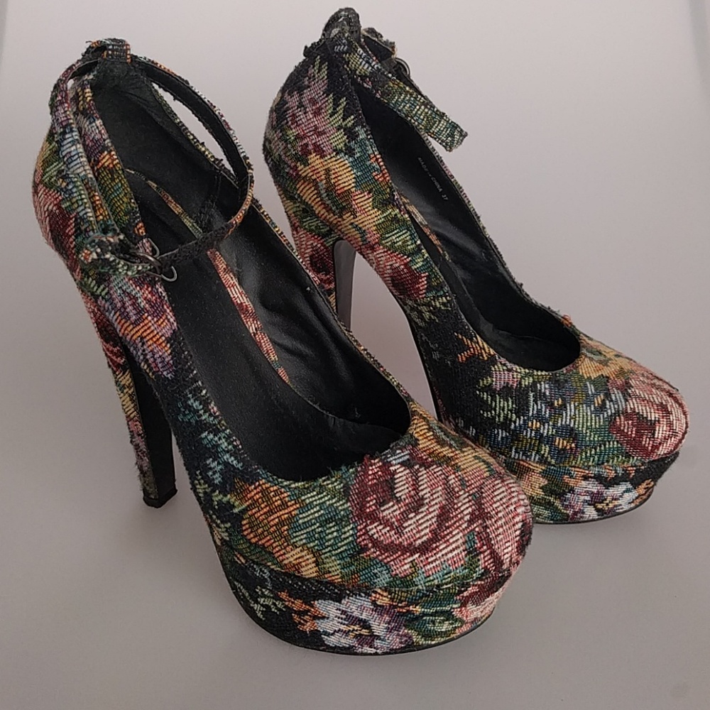 RARE Beautiful Embroidered Tapestry Heels