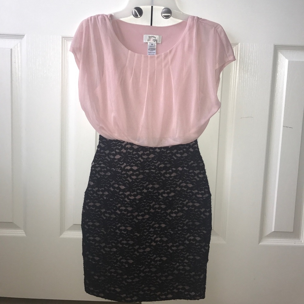 A sheath dress.