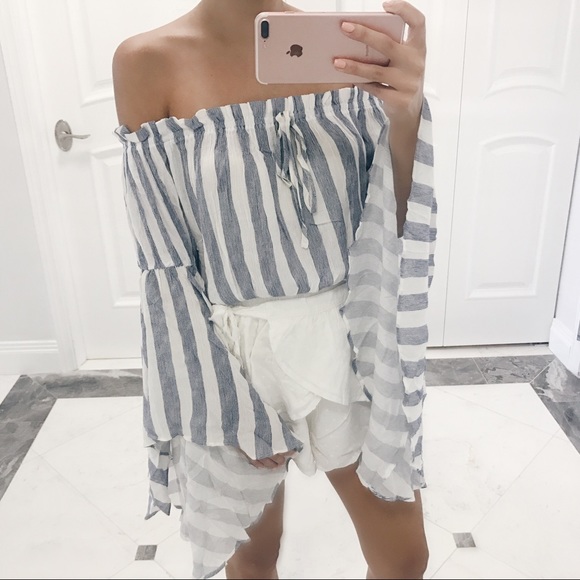 SOLD OUT ❌ Talia Off The Shoulder Bell Sleeve Top - Picture 4 of 8