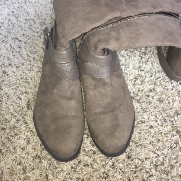 Brown suede knee high boots - Picture 4 of 4