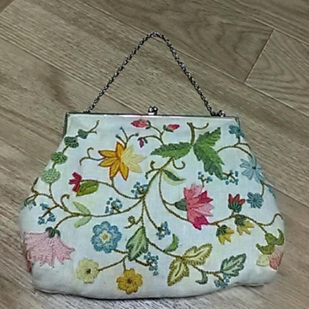 Vintage purse/clutch with embroidered flowers
