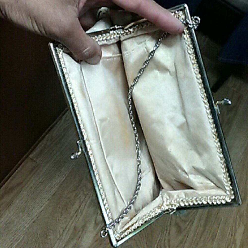 Vintage purse/clutch with embroidered flowers - Picture 3 of 4