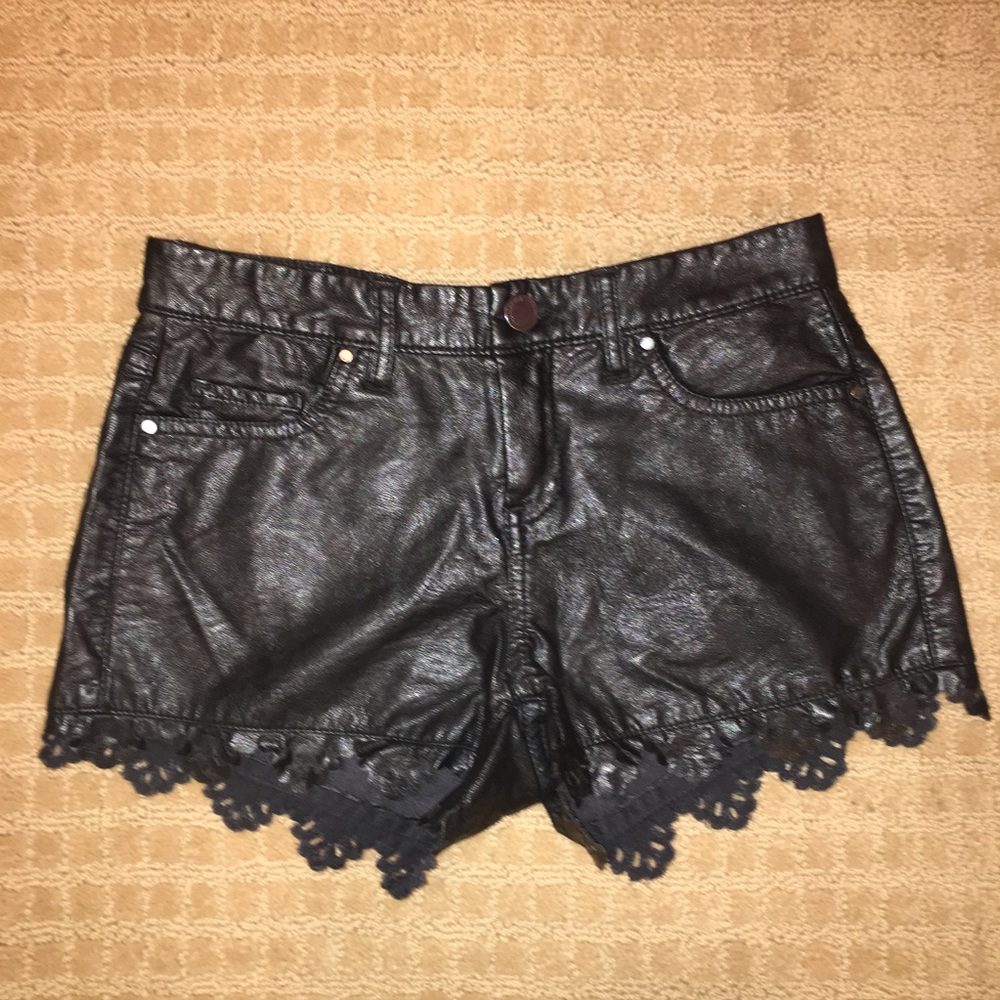 Detailed trim shorts