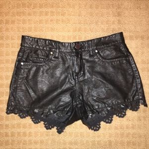 Detailed trim shorts