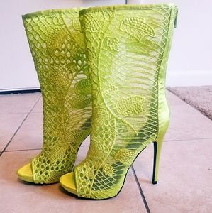 Lime green heeled bootie 💚