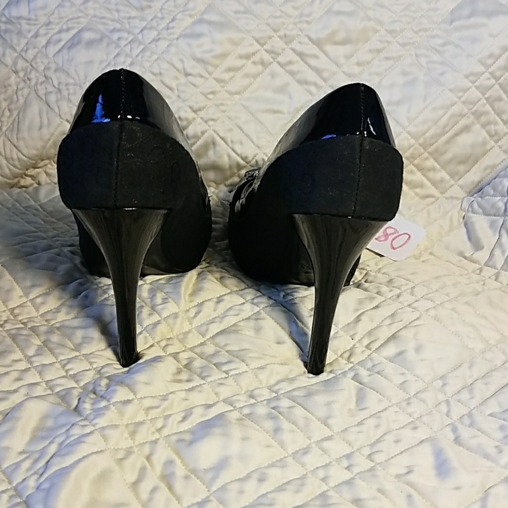 GUESS - Picture 4 of 5