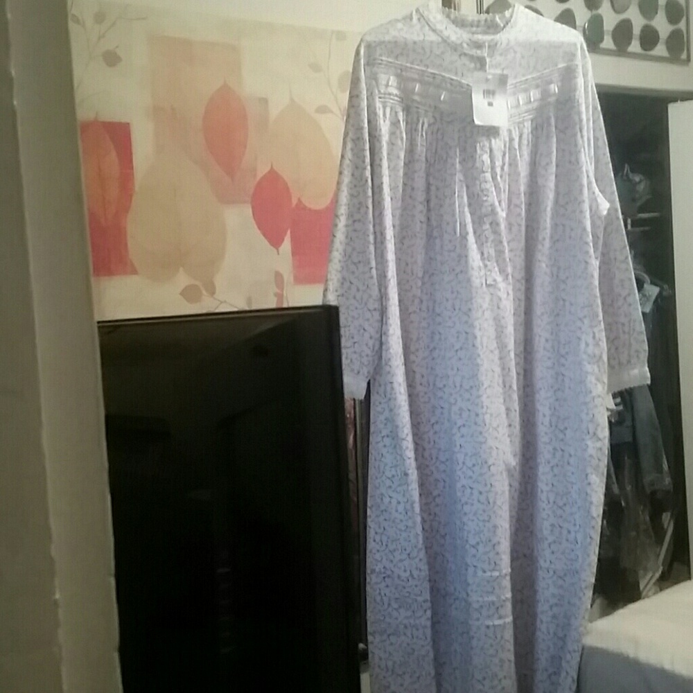 BRAND NEW LONG NIGHT GOWN NEVER WORN OR TRIED ON