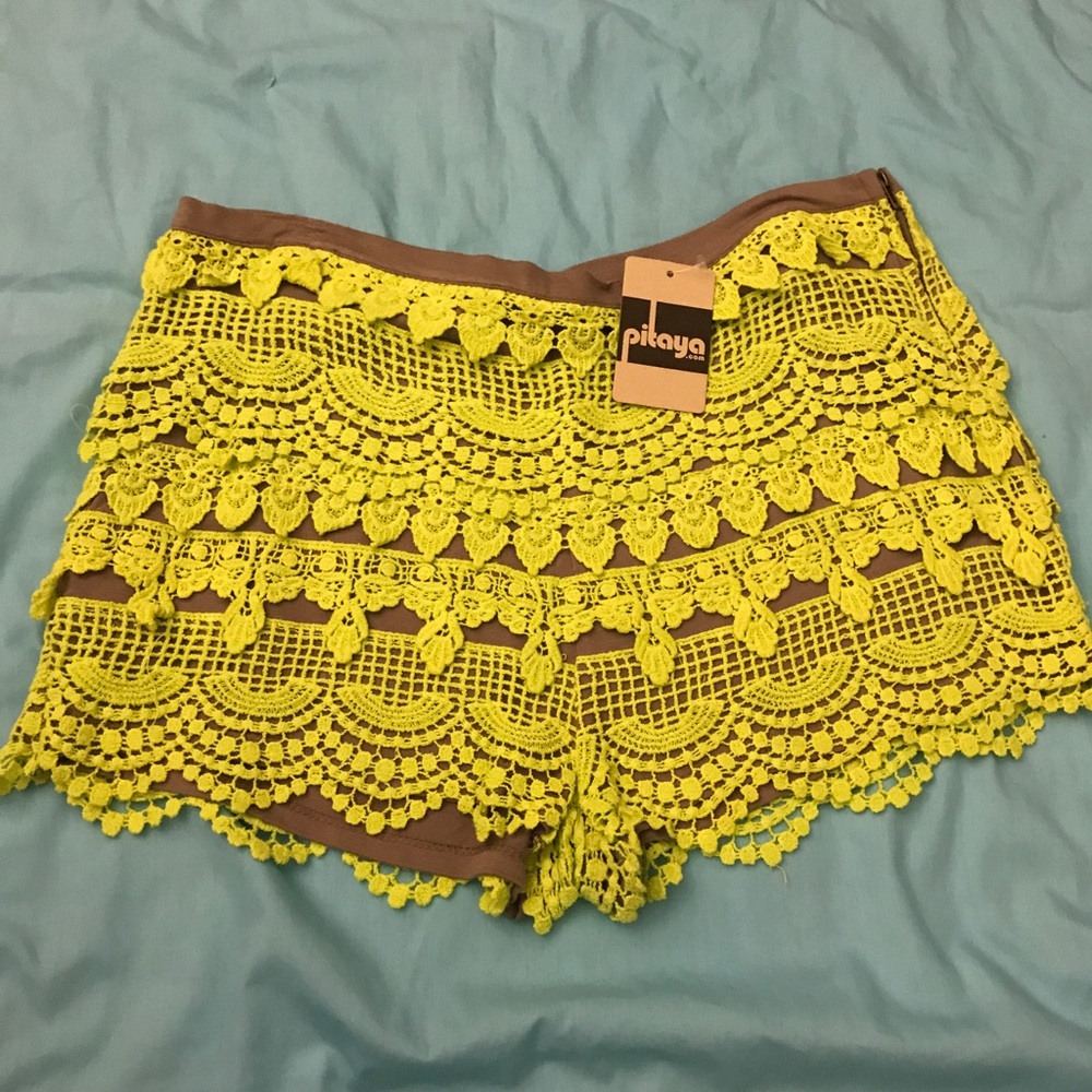 Cute crochet details shorts.