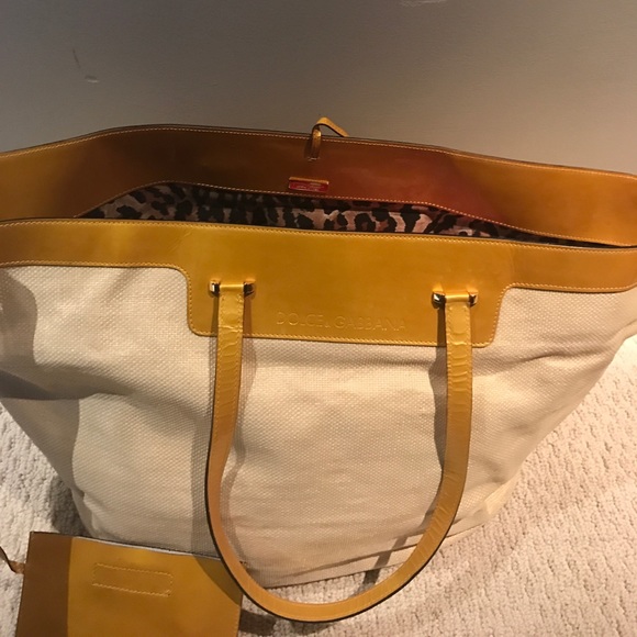 ๐โค๏ธHost Pick๐โค๏ธDolce and Gabbana D&G purse - Picture 3 of 8