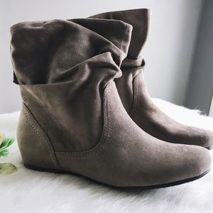 taupe/gray slouchy pull on boots