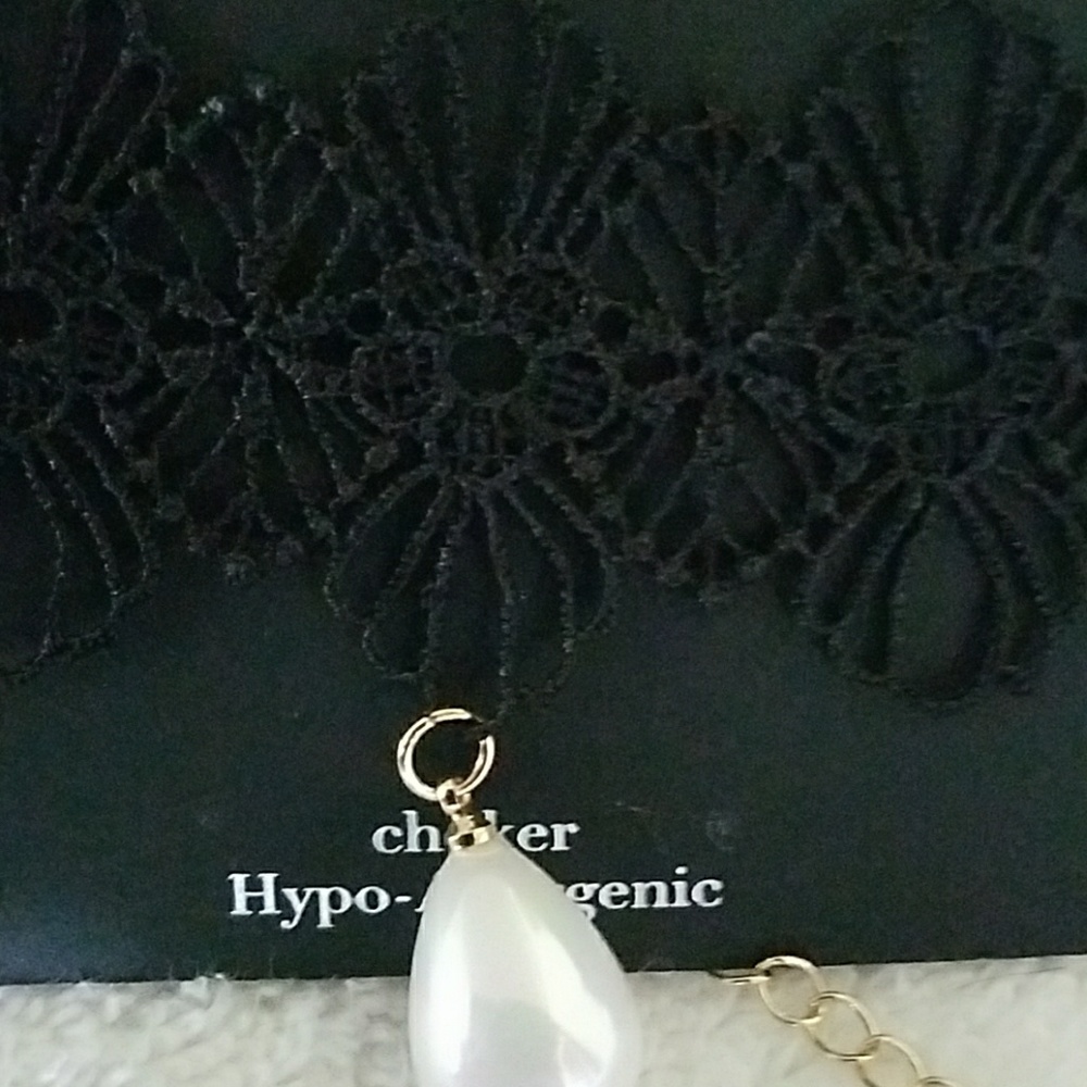 Nwt RSVP black lace  choker with a pearl pendant