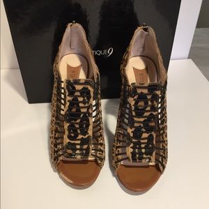 Boutique9 BTDIEDRE Leopard Peep Toe Pump
