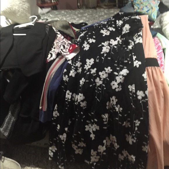 🎉Huge Closet Cleanout🎉 - Picture 2 of 5