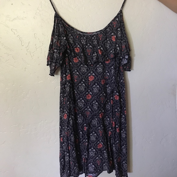 Cold shoulder Hollister Dress - Picture 2 of 2