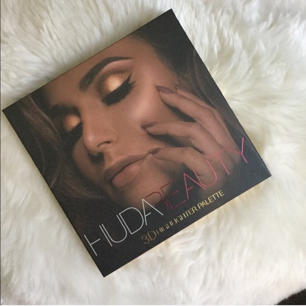 Huda Beauty highlighter palette