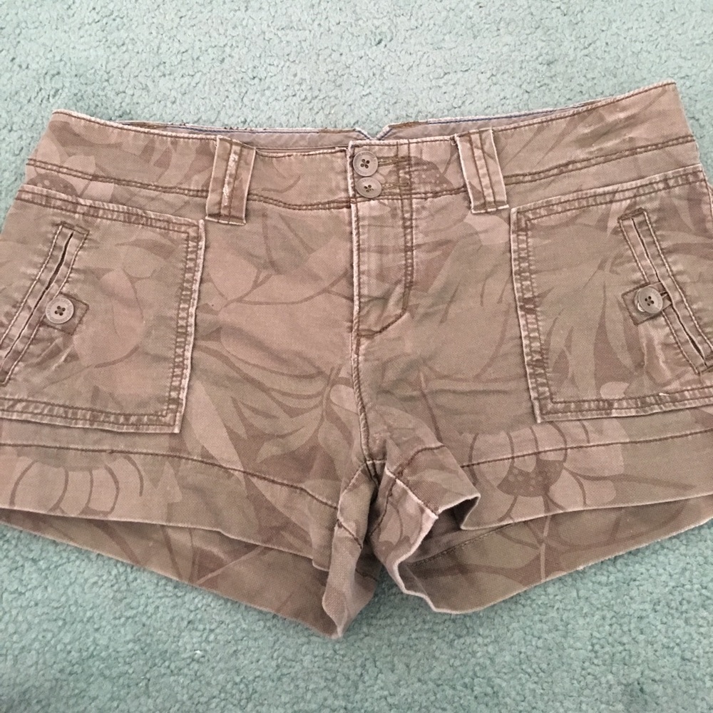 American Eagle green floral cargo shorties