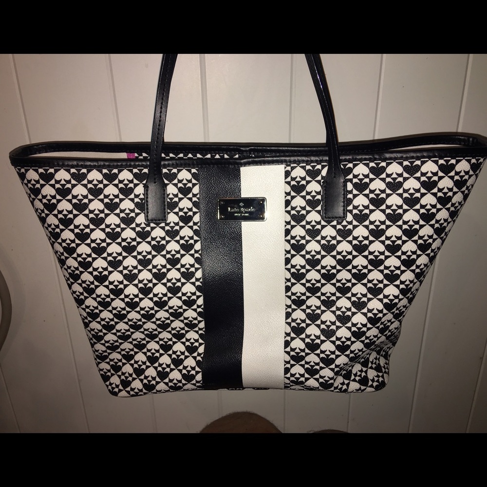 A gently used purse😍