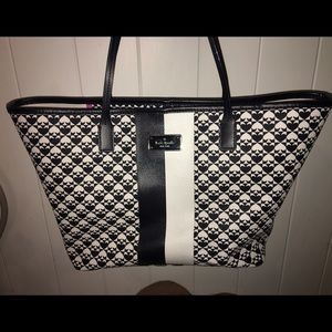 A gently used purse😍