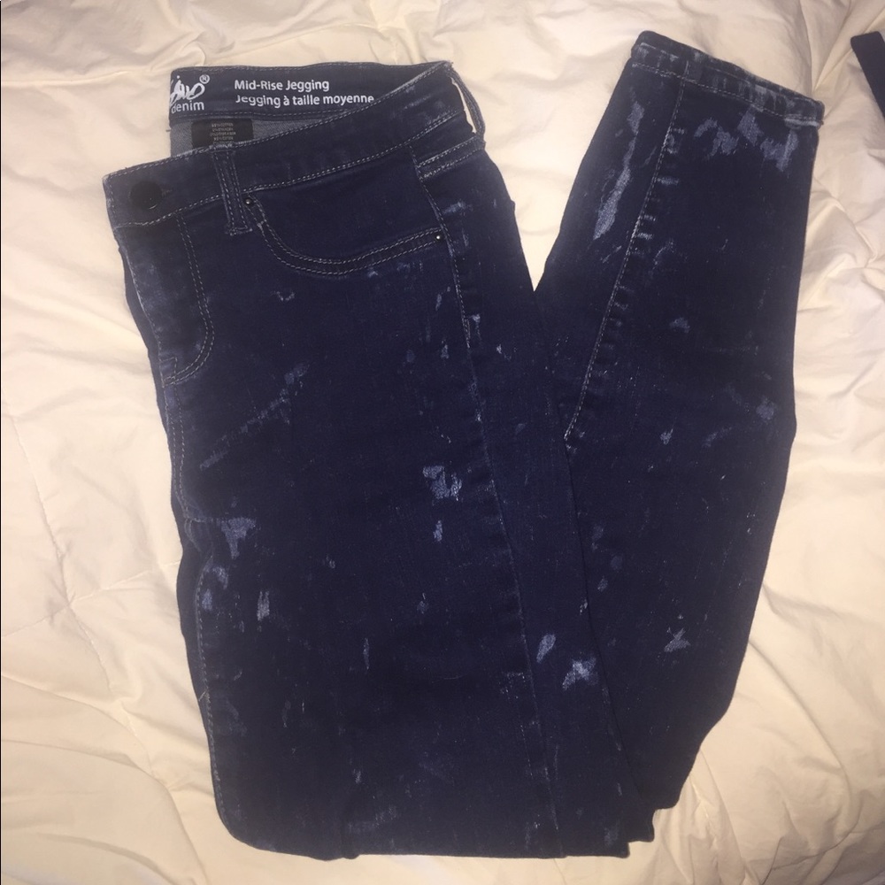 Distressed acid washed blue jeggings