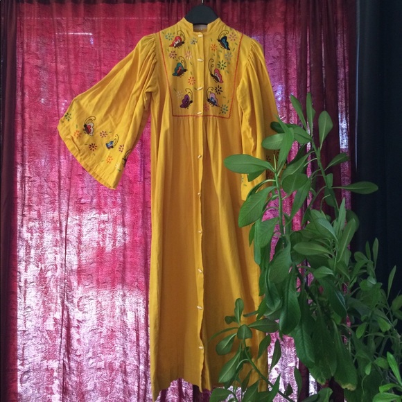 Bazaar Dresses & Skirts - Vintage Embroidered boho Robe. 100% cotton.