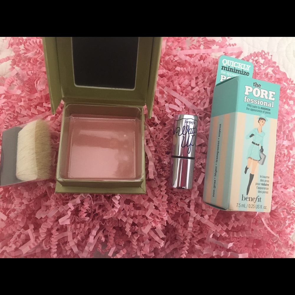 ❤️😊Benefit Face Bundle with cosmetic bag NEW 😊