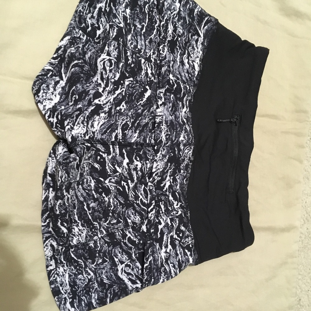 Lululemon-Run-Speed-Short-High-Waist      Size 4