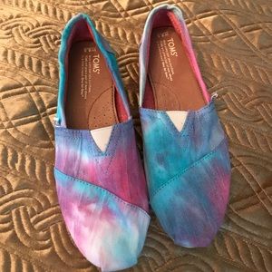 TOMS canvas flat slip on tie dye size 8.5