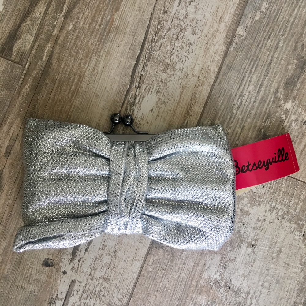 Betseyville  Bow clutch