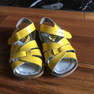 ☀️Yellow saltwater patent leather sandals🍋 EUC