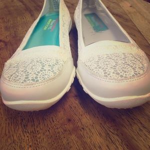 Beautiful White Relaxed Fit Sketchers!