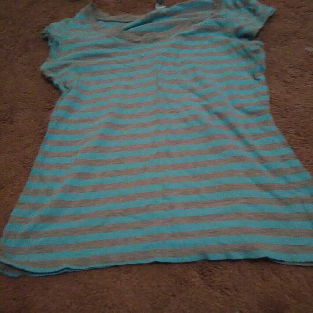 I am selling a v neck shirt