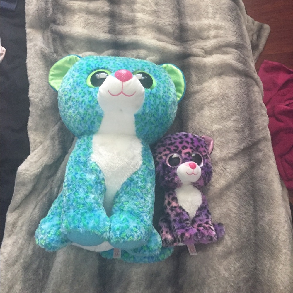 2 stuffed animals