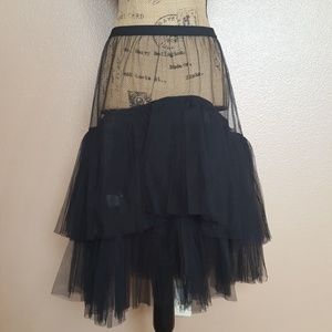 Versatile black tulle underline layer skirt