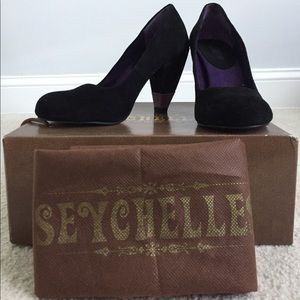 Seychelles Round Toe Suede Pumps in Black. Sz 7.5