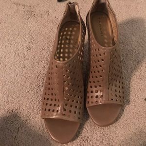 Tahari heels size 9 tan leather and wood heel