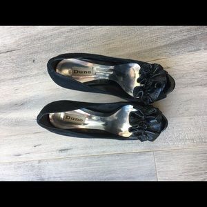 Black Dune peep-toe pumps