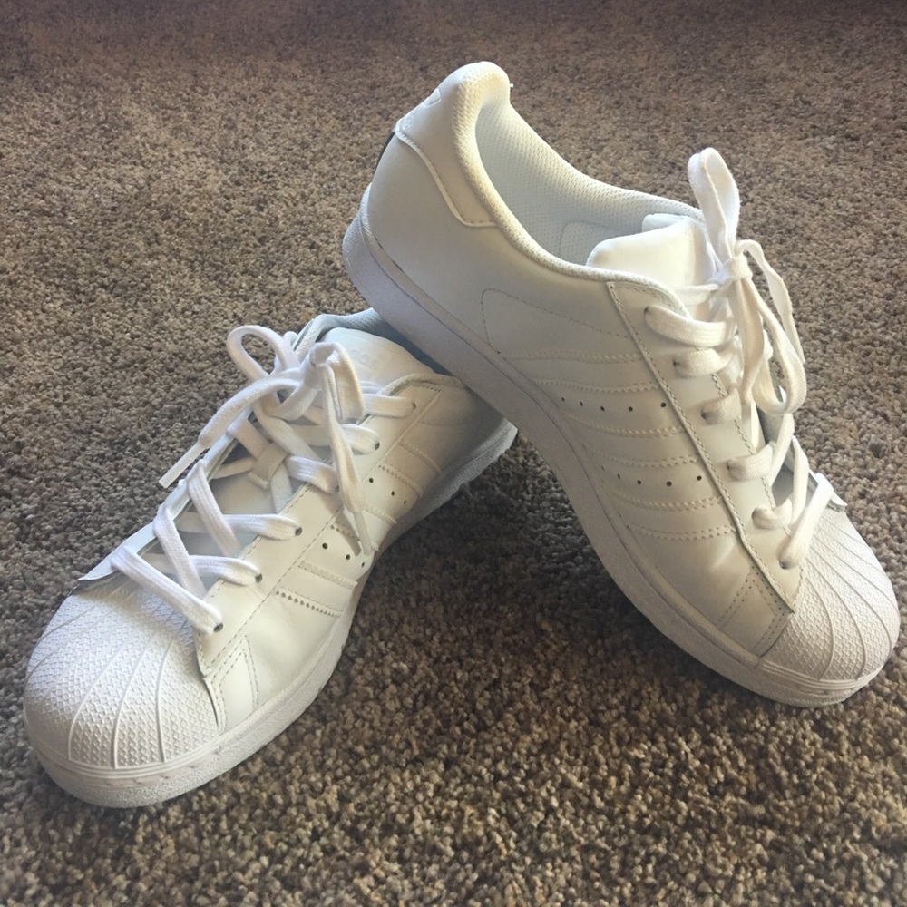 Adidas superstar.