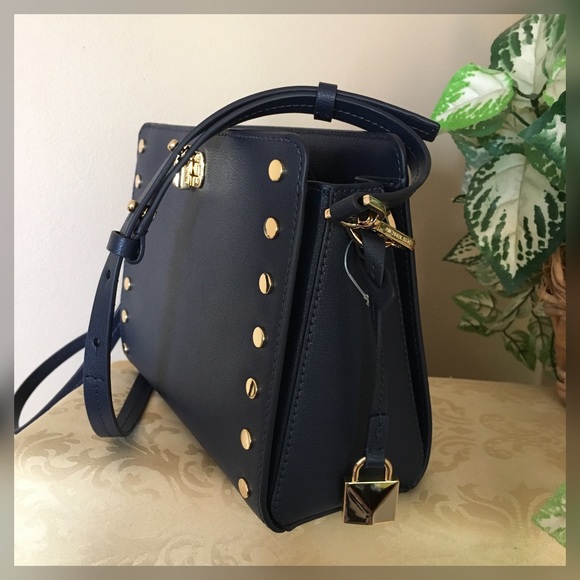 Michael Kors Messenger. - Picture 2 of 8