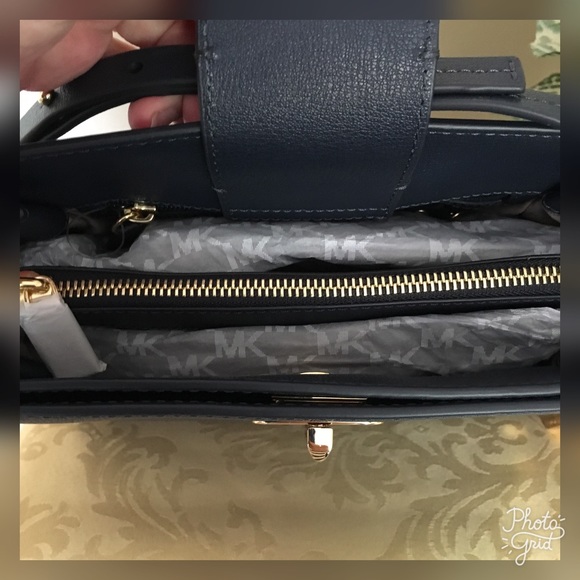 Michael Kors Messenger. - Picture 5 of 8